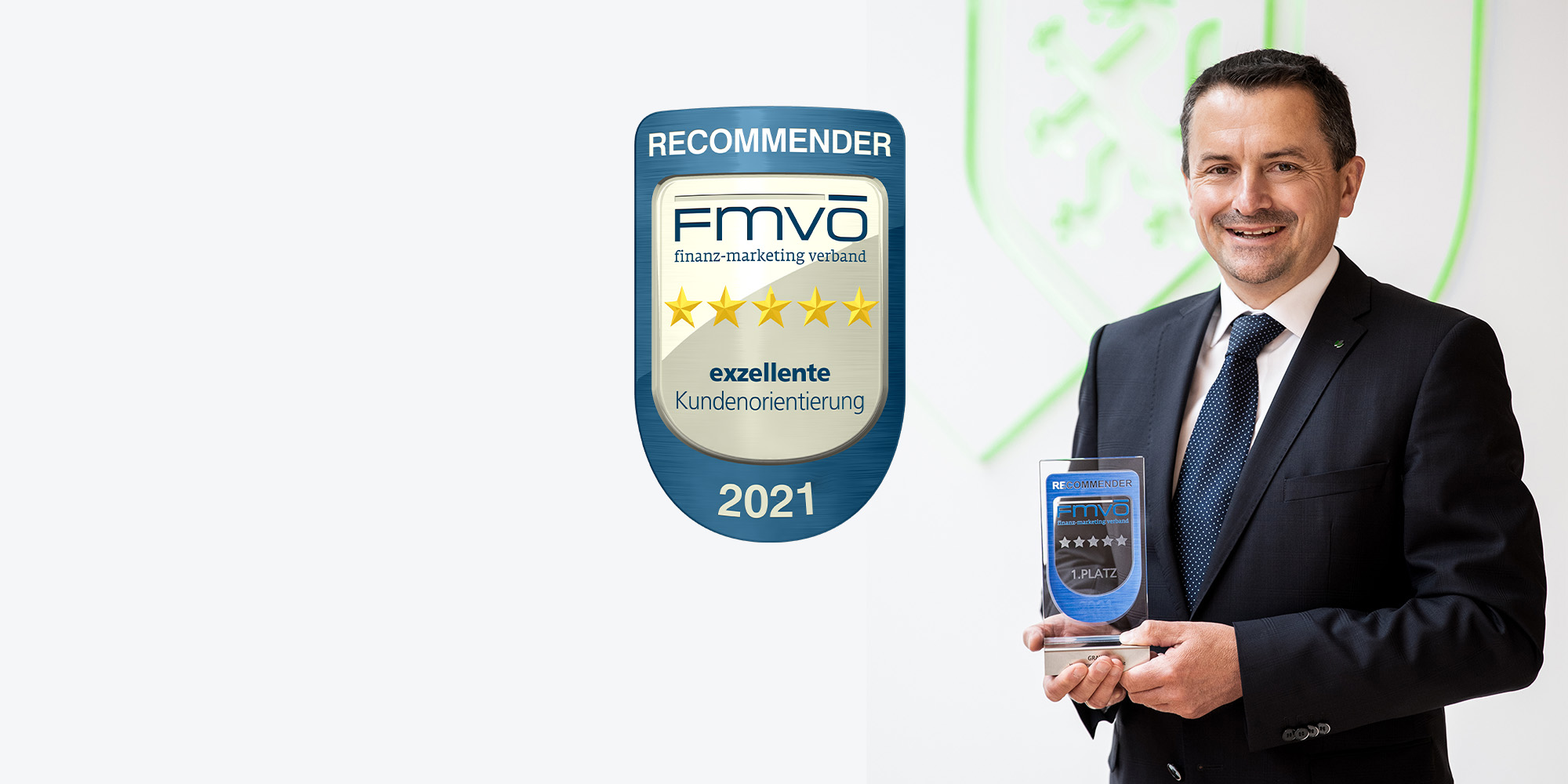 Recommender Award 2021 - Vorstandsdirektor MMag. Georg Schneider Vorstandsdirektor MMag. Georg Schneider hält den Recommender Award 2021 in Händen