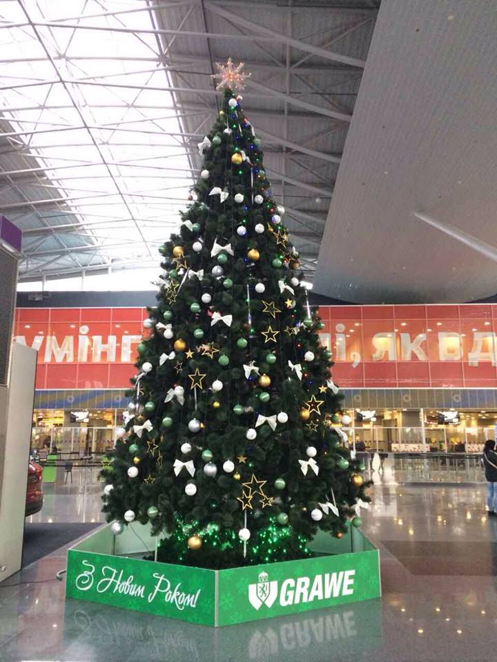 Компанія розмістила в аеропорту «Бориспіль» ялинку, прикрашену кульками, на кожному з яких вибитий логотип «GRAWE»